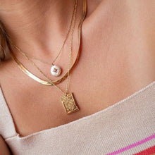 Load image into Gallery viewer, gold queen of heart necklace 
