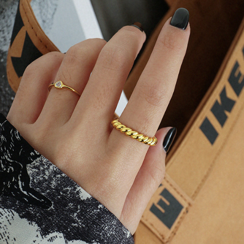 Twisted rope gold ring